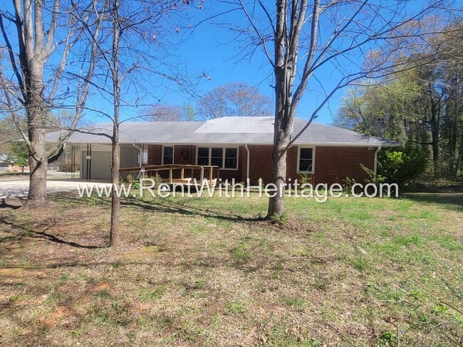 Building Photo - GRAMPA'S BUNGELOW - AWESOME BRICK RANCH WITH FULL UNFINISHED BASEMENT / GREAT LOCATION