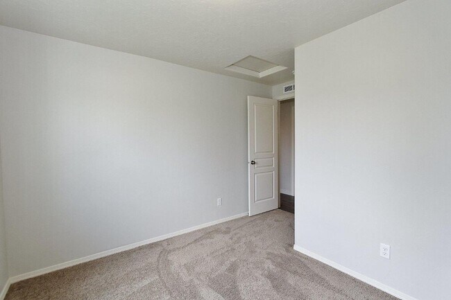 Building Photo - Clean Single-Level Home in Quiet Neighborhood