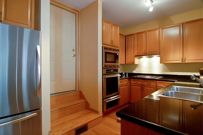 Building Photo - 2039 N Lincoln Ave