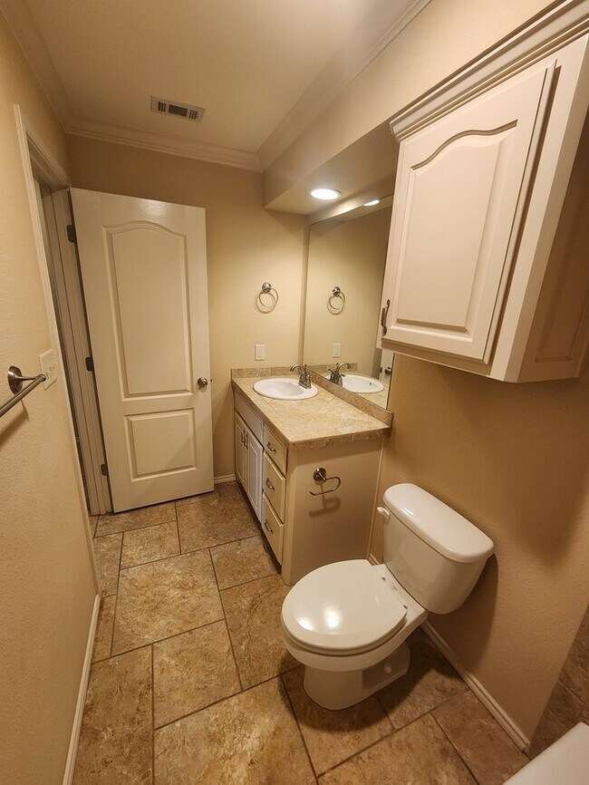 Building Photo - 3 bed 2 bath patio home, 3 car garage!