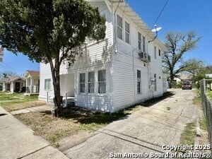 Building Photo - 827 Steves Ave