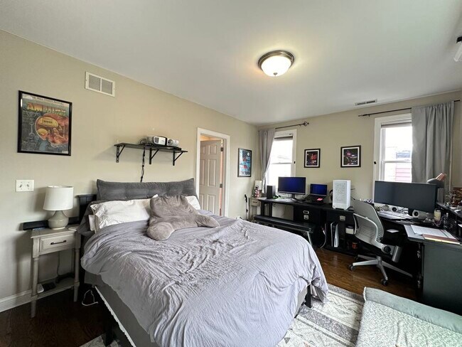Building Photo - 643 W Belmont Ave