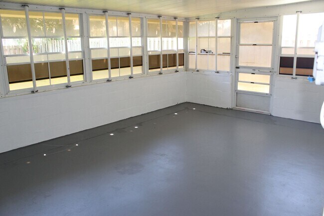 Building Photo - Half duplex close to the beach!