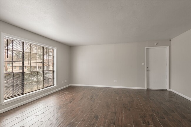 Building Photo - 818 University Ave