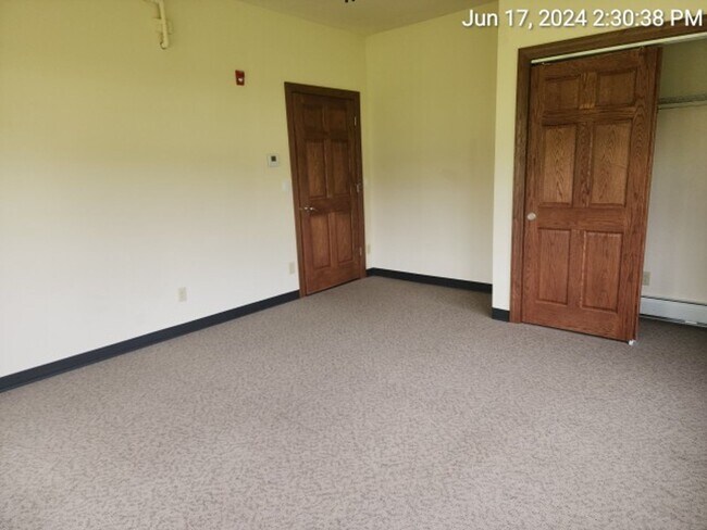 Building Photo - 1 bed 1 bath Simple Living- Utilities INCL...