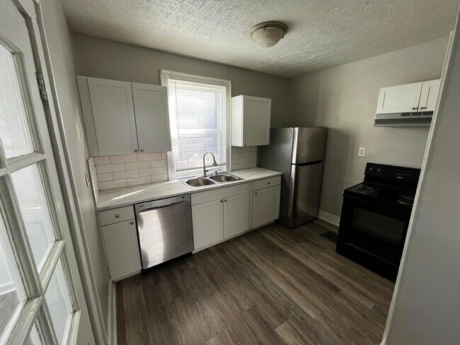 Building Photo - 556 Southwood Ave