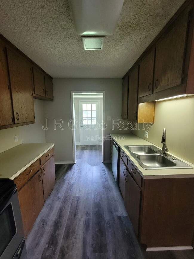 Building Photo - 2225 Charboneau Dr