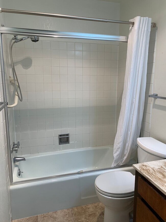 Building Photo - Lovely 2 Bedroom, 2 Bath Condo In The NE!