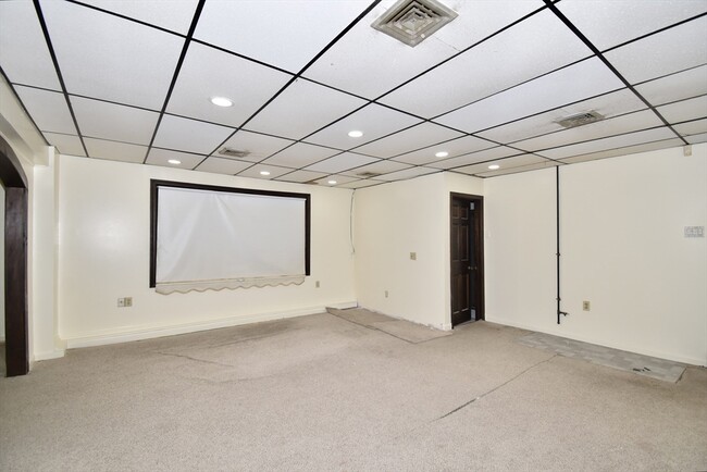 Building Photo - 582 Springfield St