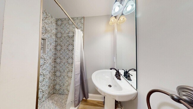 Building Photo - Totally Updated Home on Oak Bowery