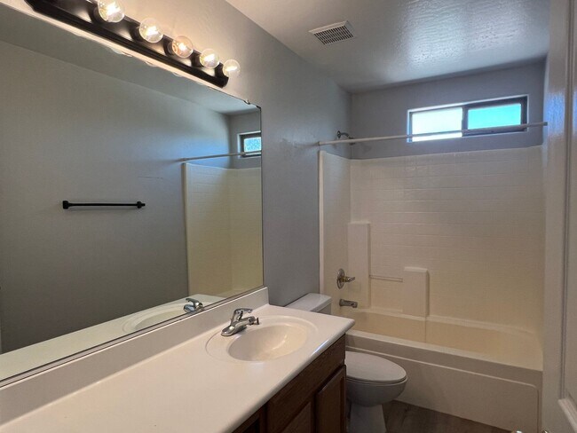 Building Photo - 4 bed, 2.5 bath, 1,741 sqft