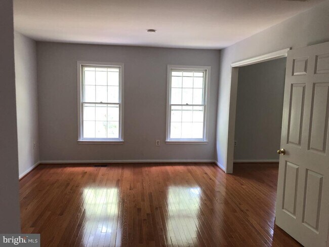 Building Photo - 991 Farm Haven Dr