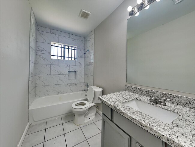 Building Photo - A spacious and move-in ready 3-bedroom, 1.5-bathroom home in Houston is now available. Fresh pain...