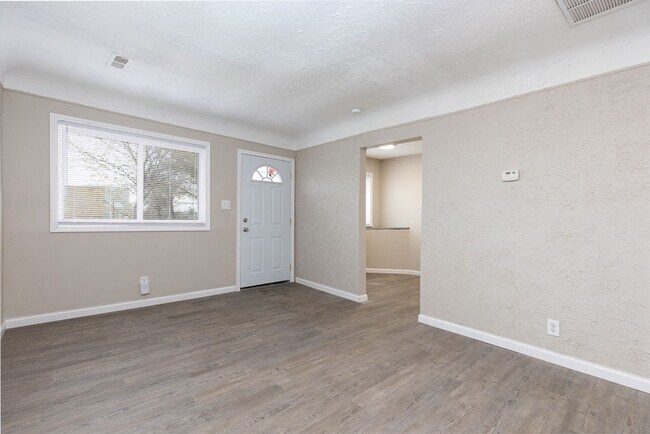 Building Photo - 564 Marquette Dr