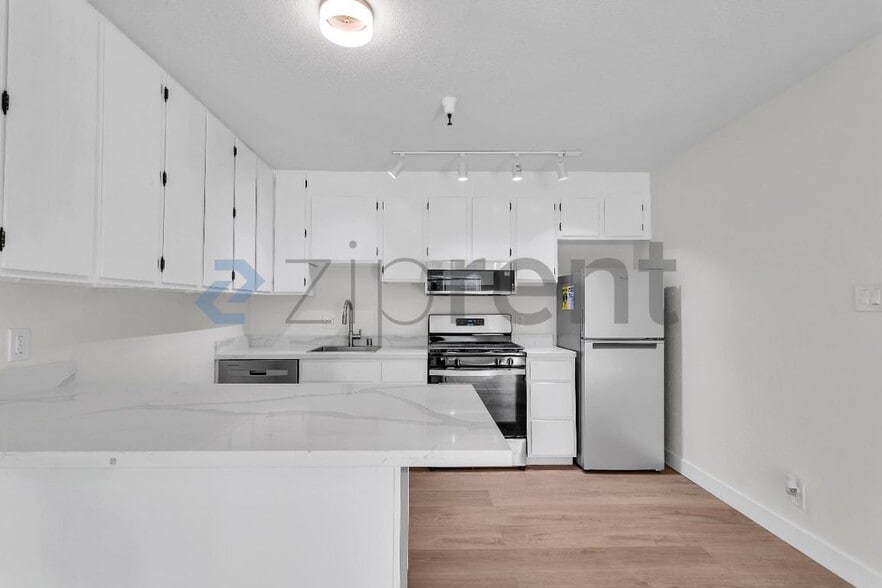 Building Photo - 790 7th Ave