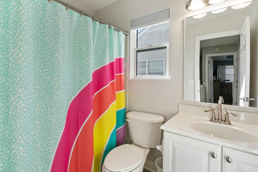 2nd Floor Full Bath - 6125 Ashtead Dr