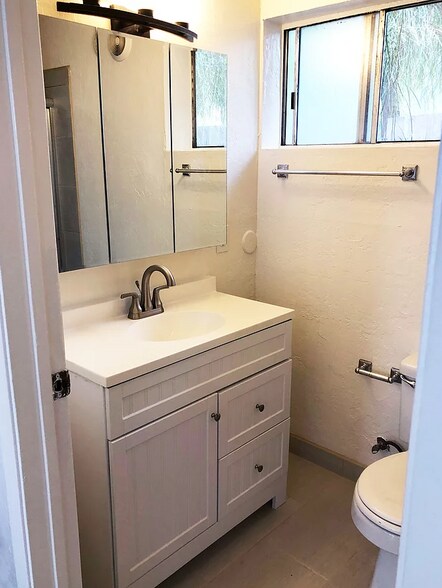 Unit B - Bathroom 2 - 1025 El Embarcadero Rd