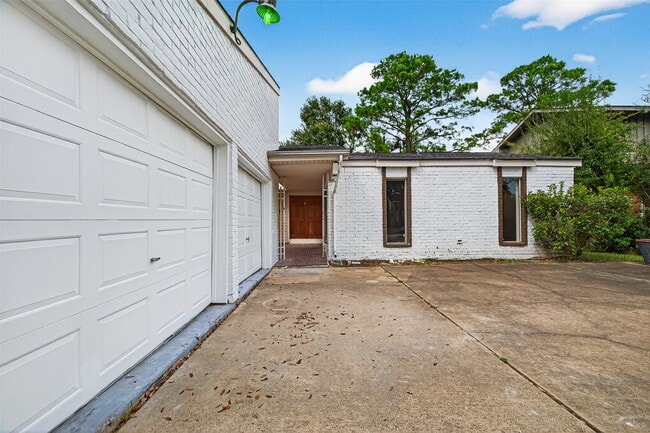 Building Photo - 2042 Hilton Head Dr
