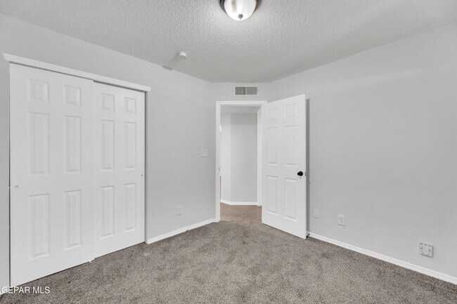 Building Photo - 10400 Valle Koki Dr