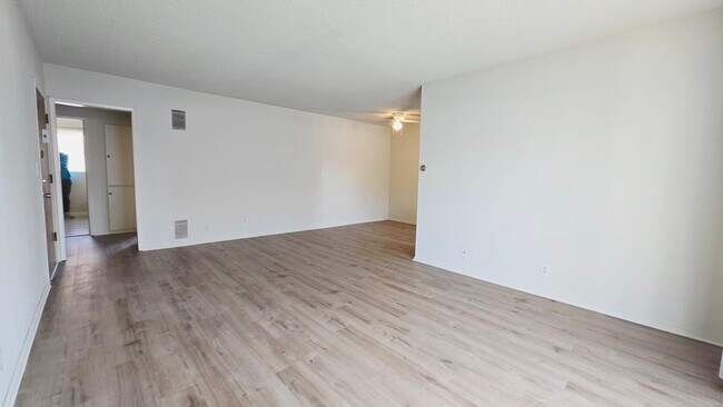 Building Photo - 526 S St Andrews Pl