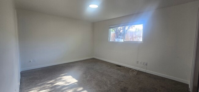 Building Photo - Super cute 3 bedroom, 2 bath Meridian duplex located within walking distance to Meridian Middle S...