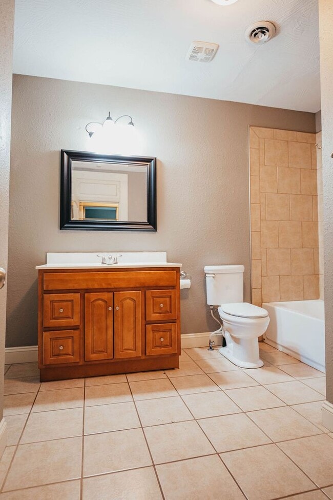 Building Photo - Stunning 5 bed 2 bath House ** Beautiful Upscale Living!!