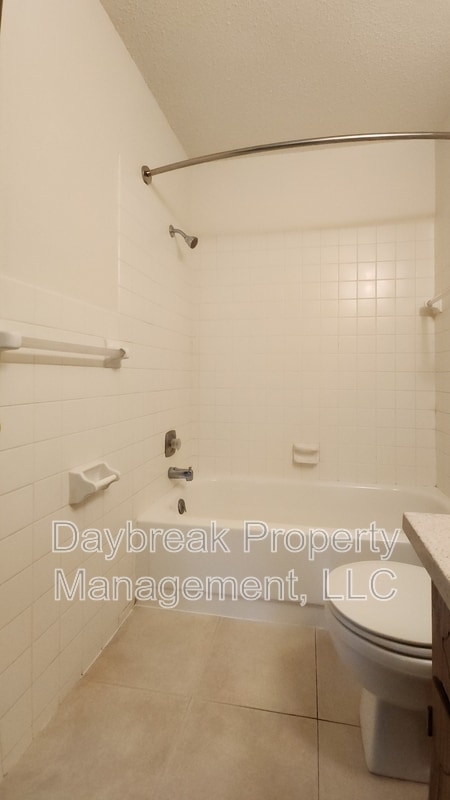 Building Photo - 3024-9 1/2 9 1/2 St N