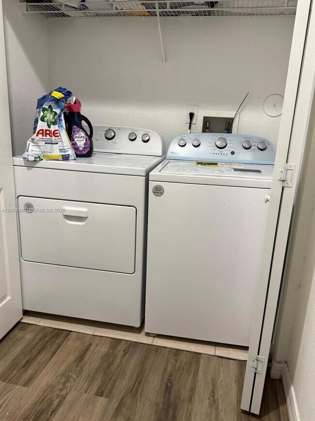 Building Photo - 8999 NW 107 Ct