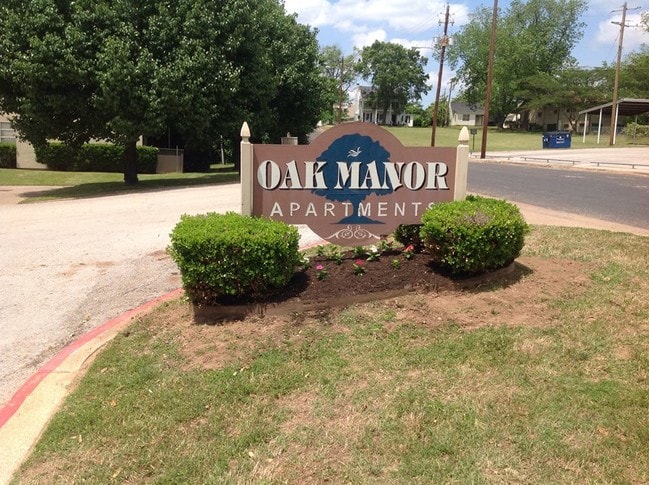 Primary Photo - Oak Manor Apartments