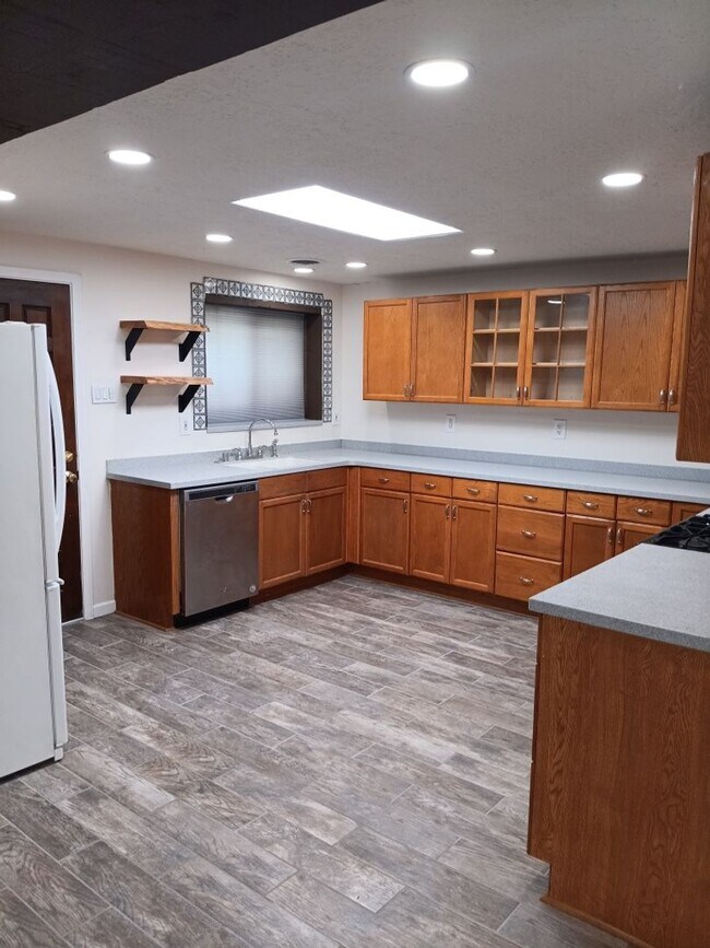 Building Photo - Stunning 3-bedroom, 2-bathroom home! Comin...