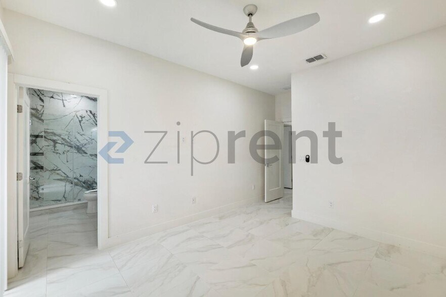 Building Photo - Unit B
