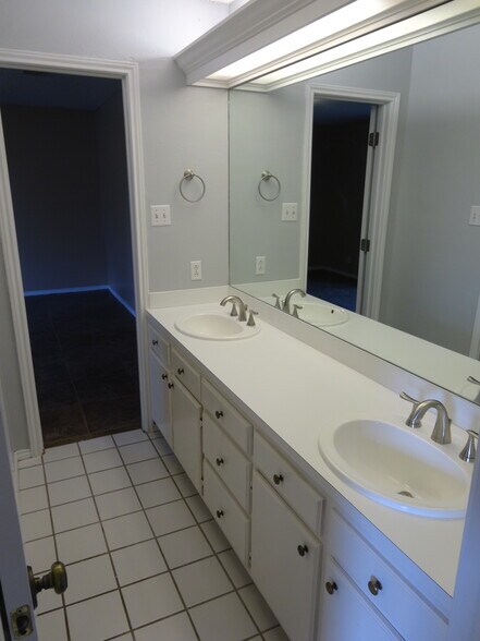 Full Bath - 4406 Parkhurst Dr