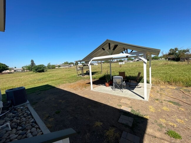 Building Photo - Spacious 3-Bed Home with Large Front & Backyard – Quiet Madera Living