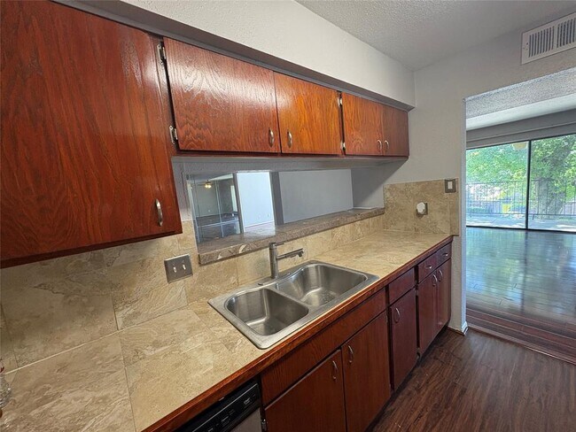 Building Photo - 2822 S Bartell Dr