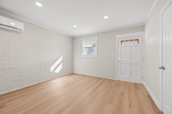 Building Photo - 5009 Oxford St