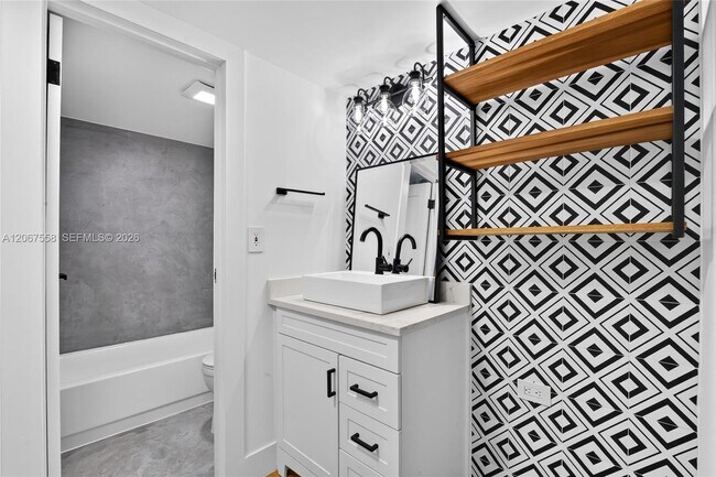 Building Photo - 3301 N Country Club Dr