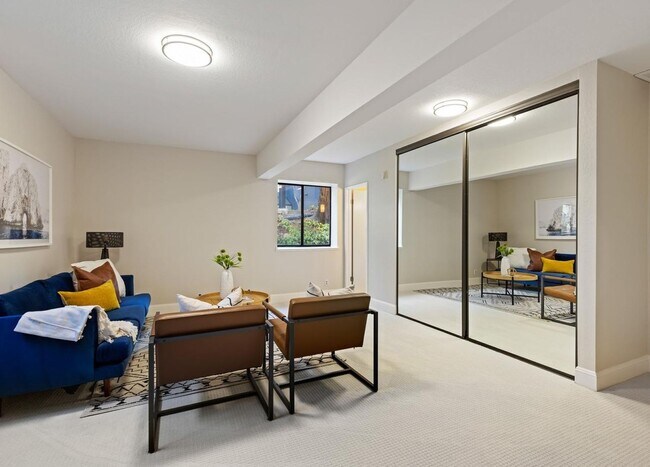 Building Photo - Updated Townhome in Sought After Walnut Cr...