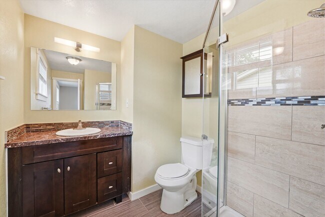 Building Photo - 5 bedroom, 3 1/2 bath, home with two master suites and 2 car garage.