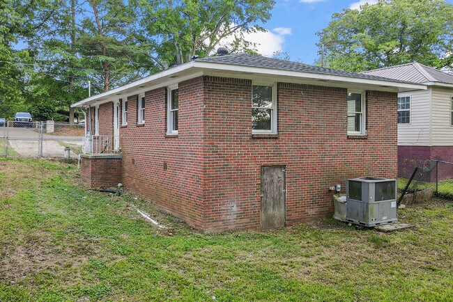 Building Photo - 402 Carver Ave