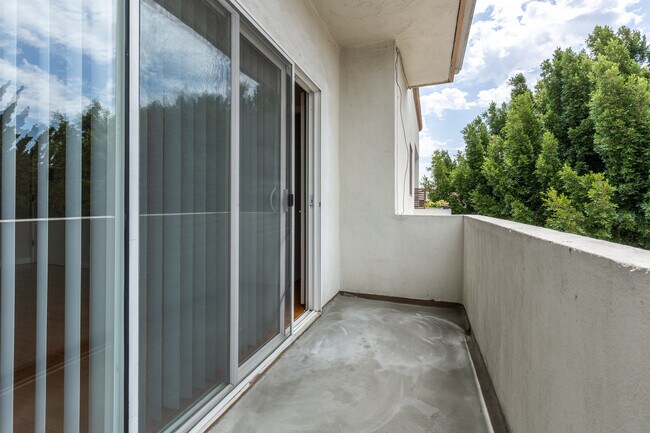 Building Photo - 1051 S Cochran Ave