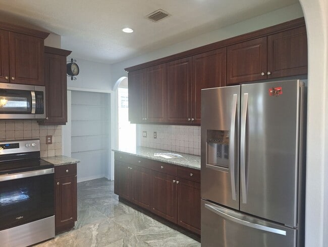 Building Photo - VA-VA ROOM! 5 BR  Home in Debary Country C...