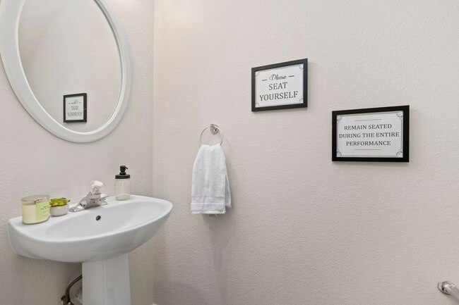 Building Photo - Stylish Townhome Living in Oak Creek