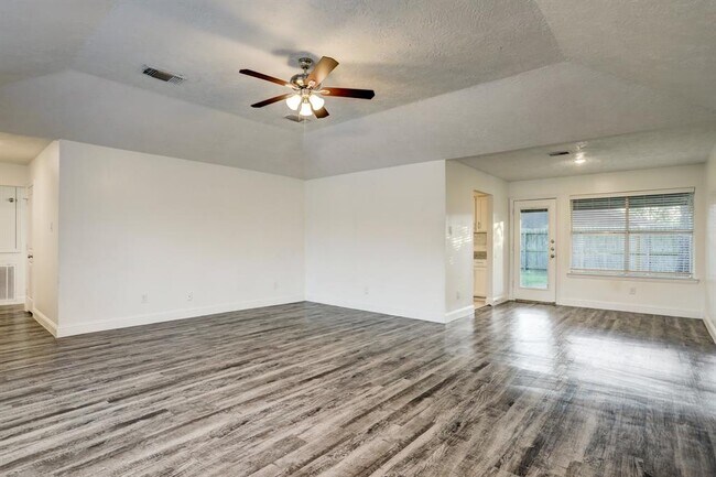 Building Photo - 219 Greenshire Dr