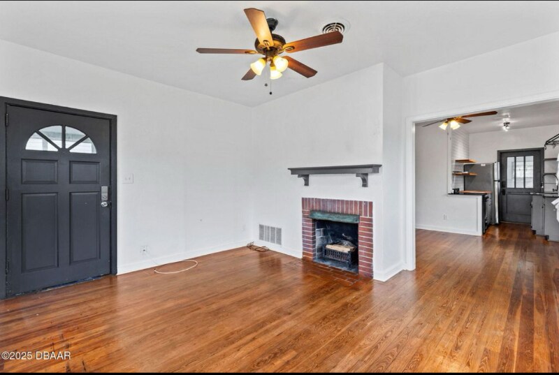 Building Photo - 436 N Oleander Ave