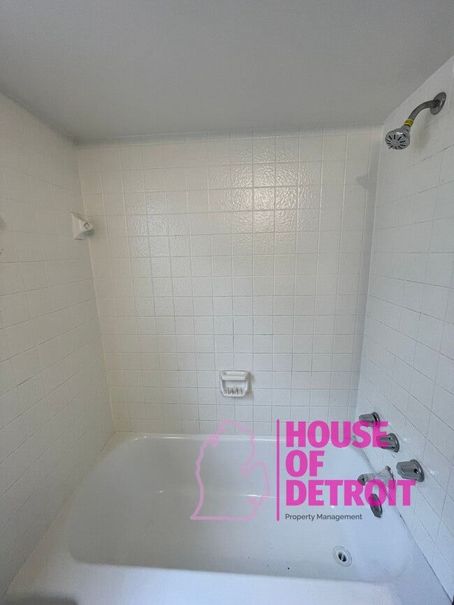 Building Photo - Summer Special~ 3 BEDROOM | 1 BATH | FREE ...