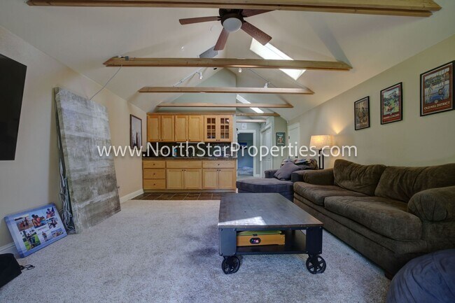 Building Photo - Spacious Five Bed Home in NW Bend