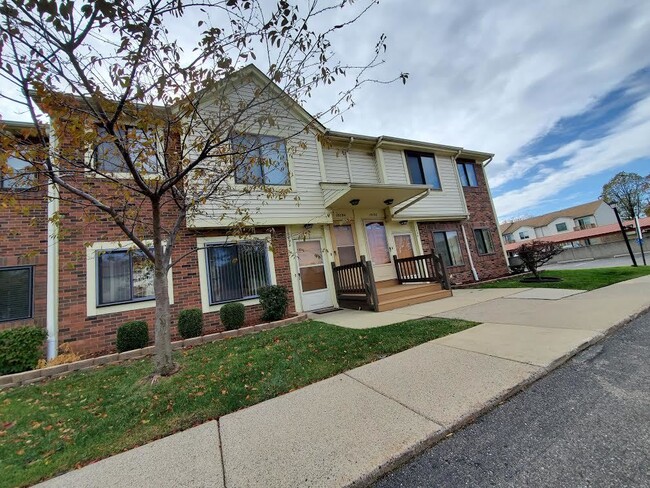 Primary Photo - Clean 2 Bedroom Upper Condo w/ Updated Flo...
