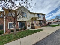 Building Photo - Clean 2 Bedroom Upper Condo w/ Updated Flo...