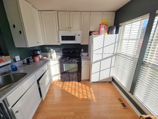 Building Photo - Charming 3 Bed 2.5 Bath End-Unit Townhome with Deck & Patio In The Villages of Saybrook