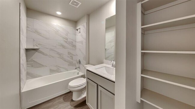 Building Photo - 2733 Dennis Dr